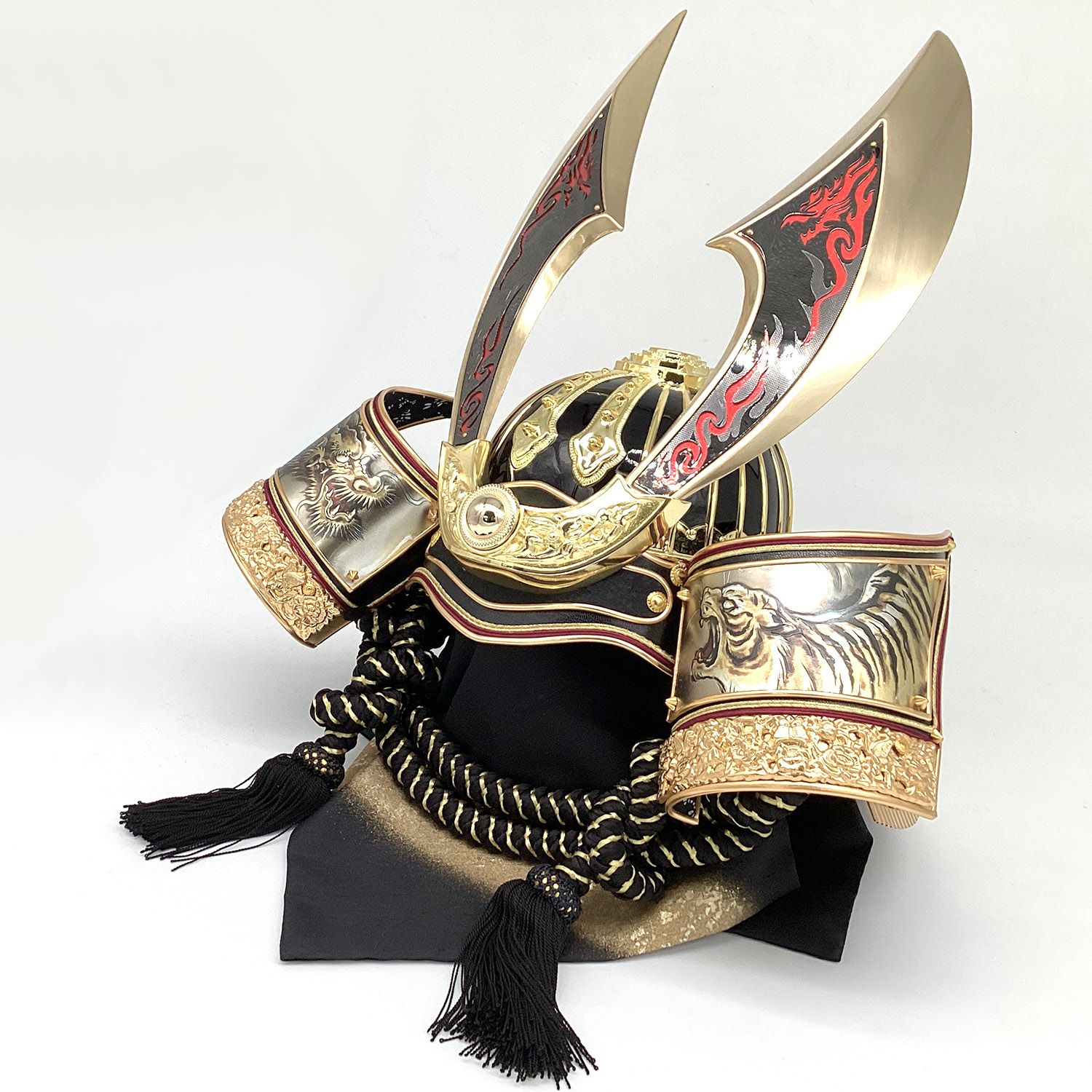 五月人形】兜単品 金小札黒絲縅 | 雛人形（ひな人形）・五月人形の吉徳