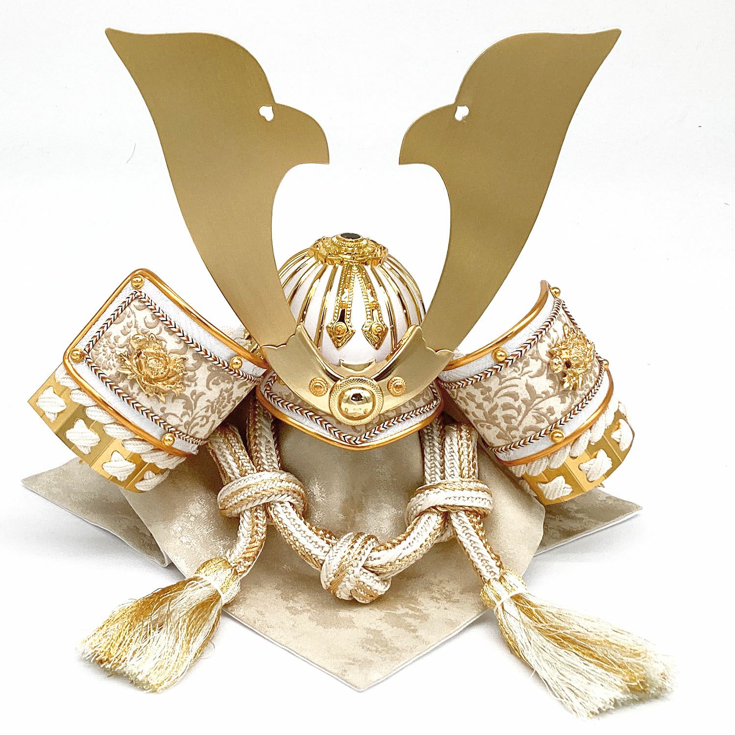 五月人形】兜単品 金小札白絲縅 | 雛人形（ひな人形）・五月人形の吉徳