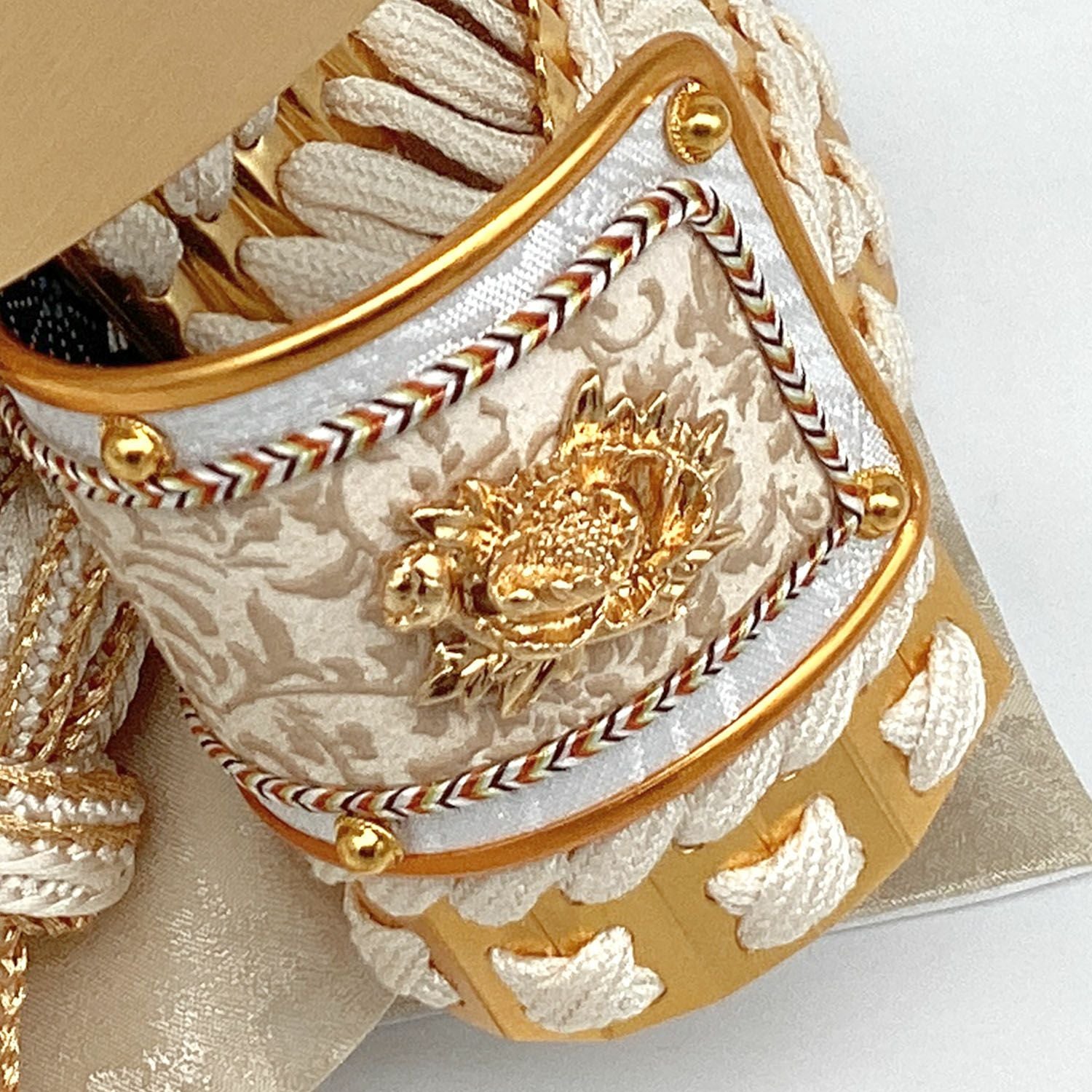五月人形】兜単品 金小札白絲縅 | 雛人形（ひな人形）・五月人形の吉徳
