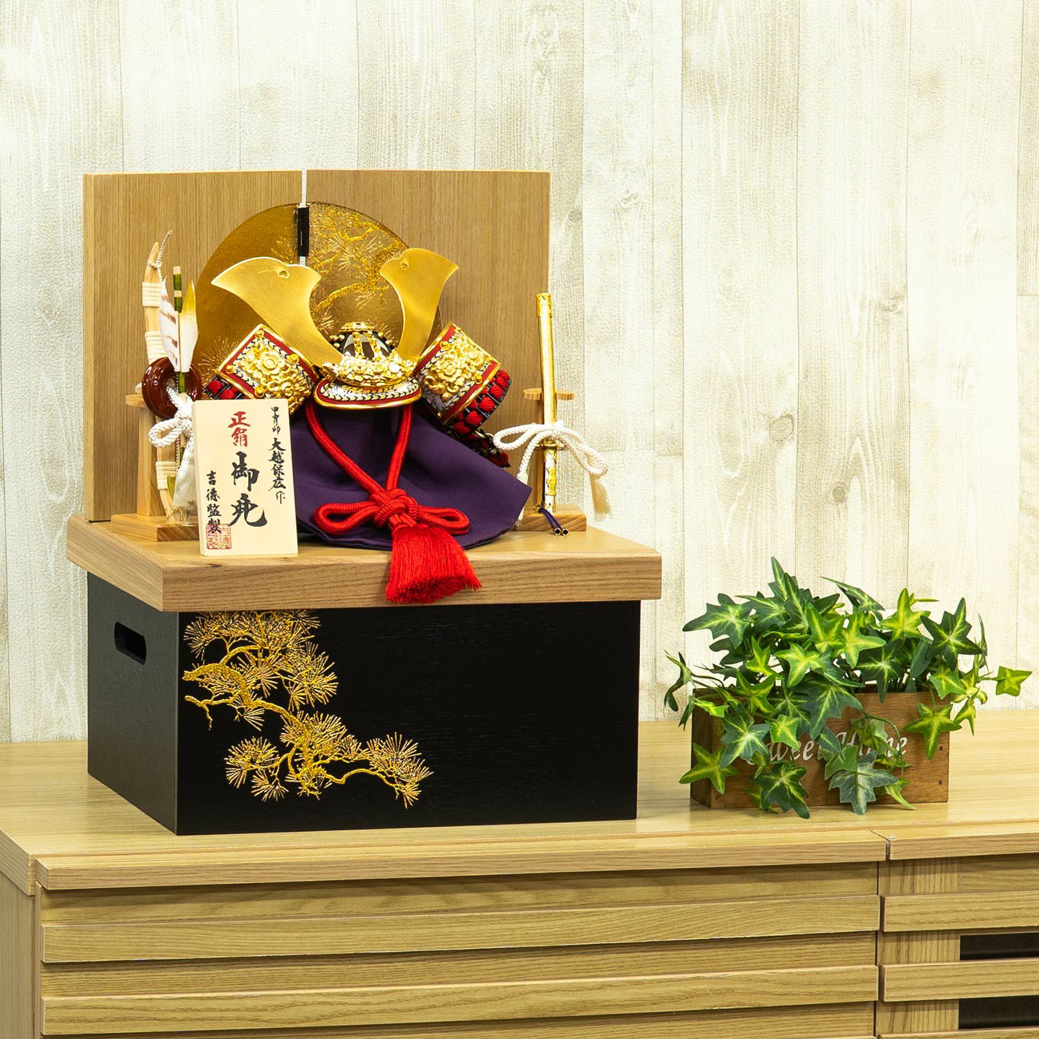 新品　吉徳大光　赤糸威　正絹　兜　収納箱付き 五月人形】正絹赤絲縅 兜5号収納箱飾り 大越保広作 | 雛人形（ひな人形
