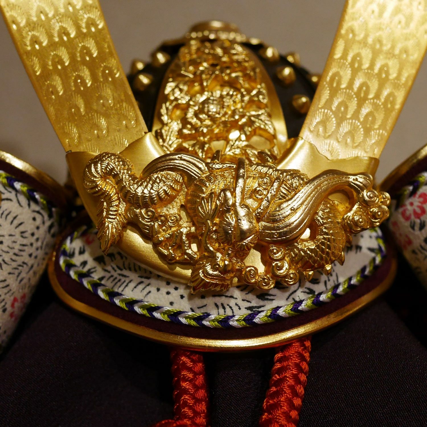 五月人形】正絹朱赤絲縅 雲龍金物之兜10号床飾り 平安武久作 | 雛人形