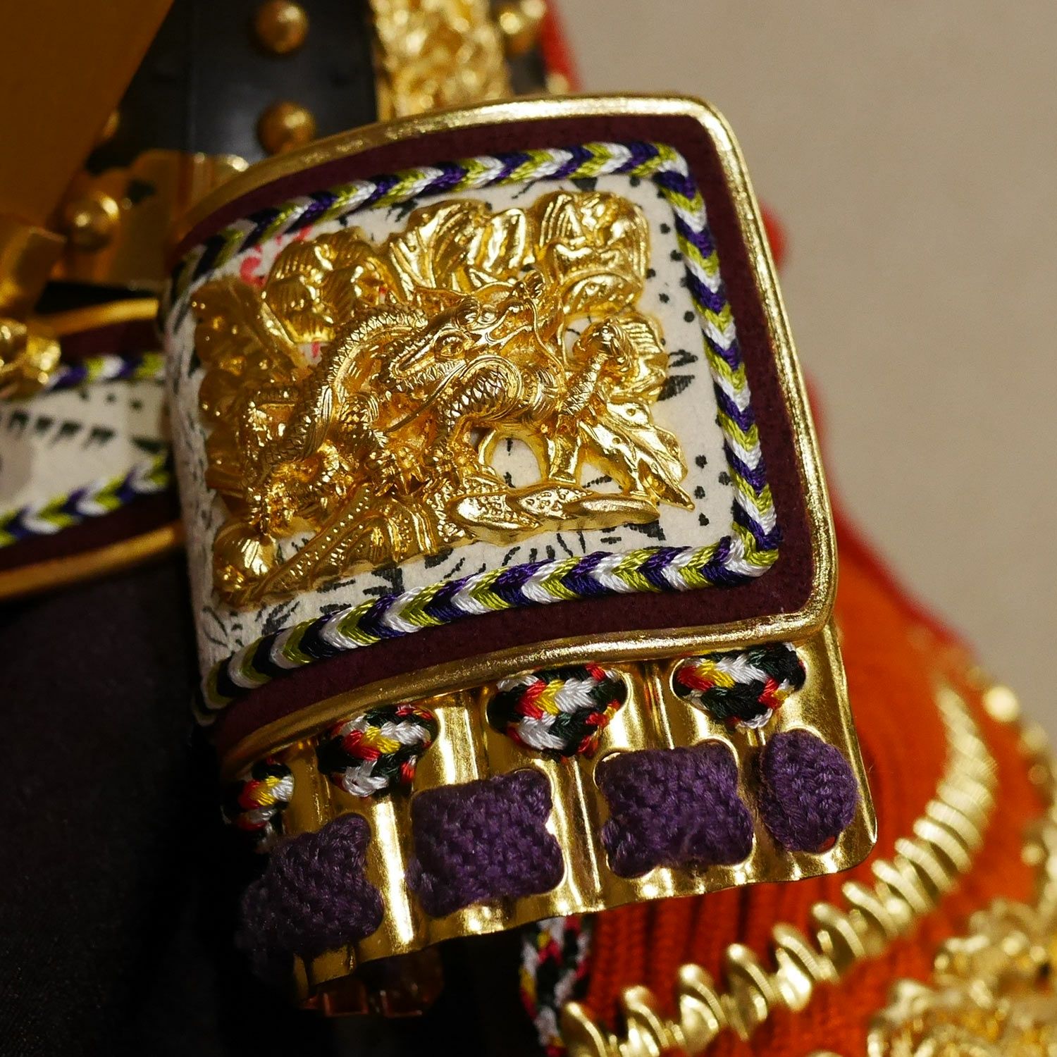 五月人形】正絹朱赤絲縅 雲龍金物之兜10号床飾り 平安武久作 | 雛人形