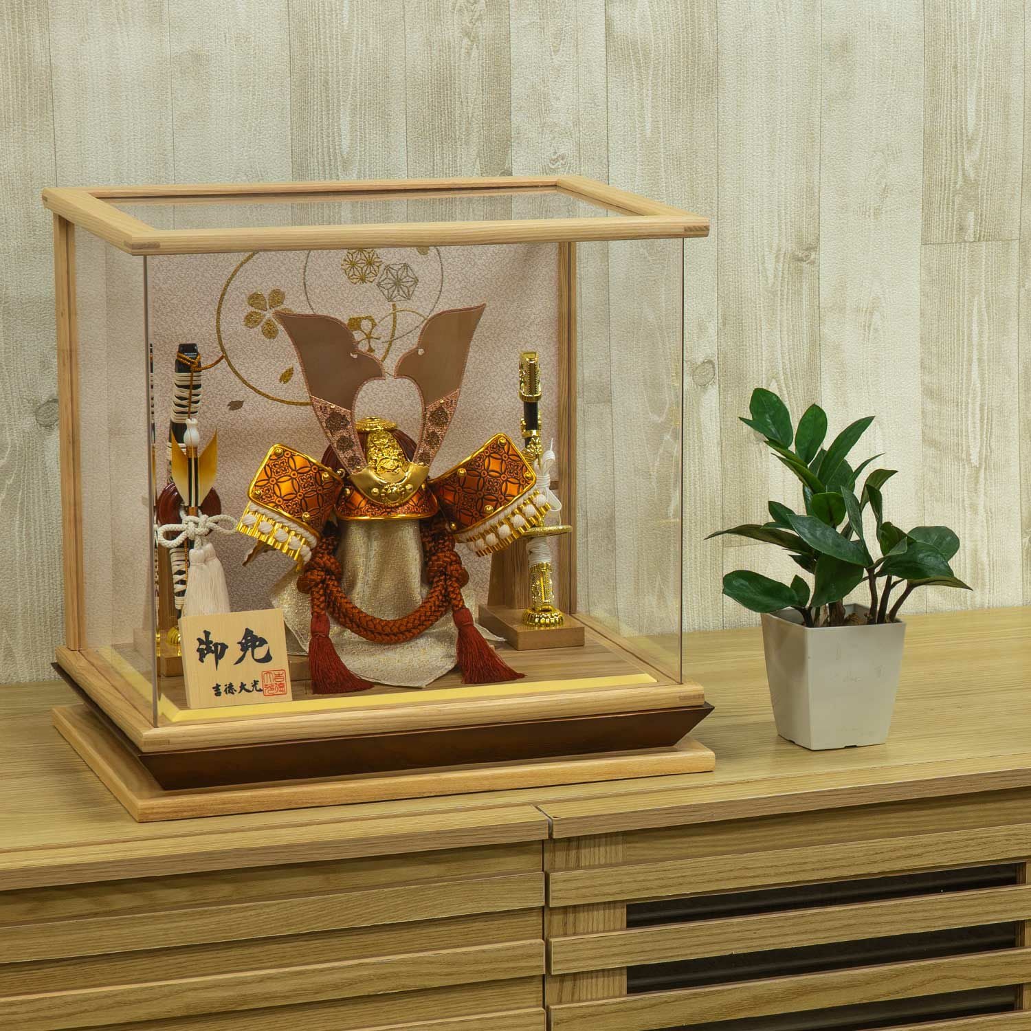 五月人形】兜7号ケース入り飾り | 雛人形（ひな人形）・五月人形の吉徳