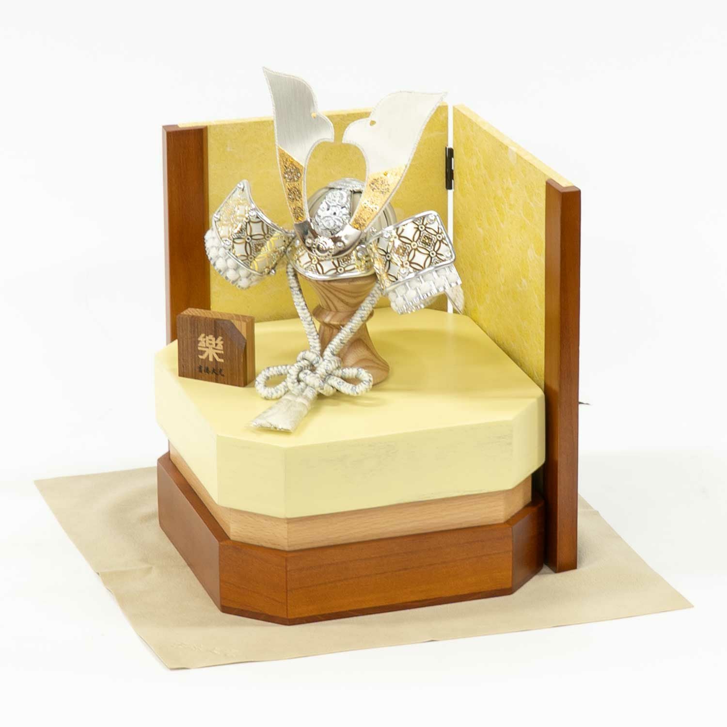 五月人形】兜7号収納箱飾り 楽 | 雛人形（ひな人形）・五月人形の吉徳