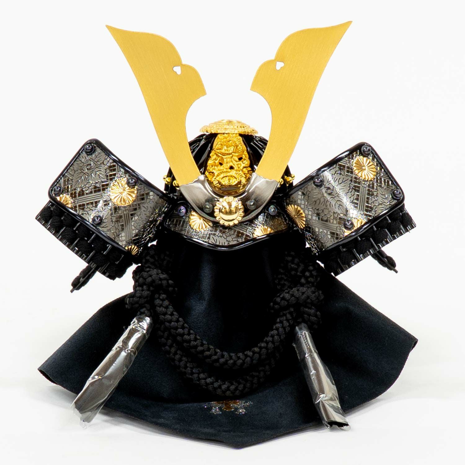 五月人形】黒絲縅 大鍬形 「黎」 兜 7号収納箱飾り | 雛人形（ひな人形