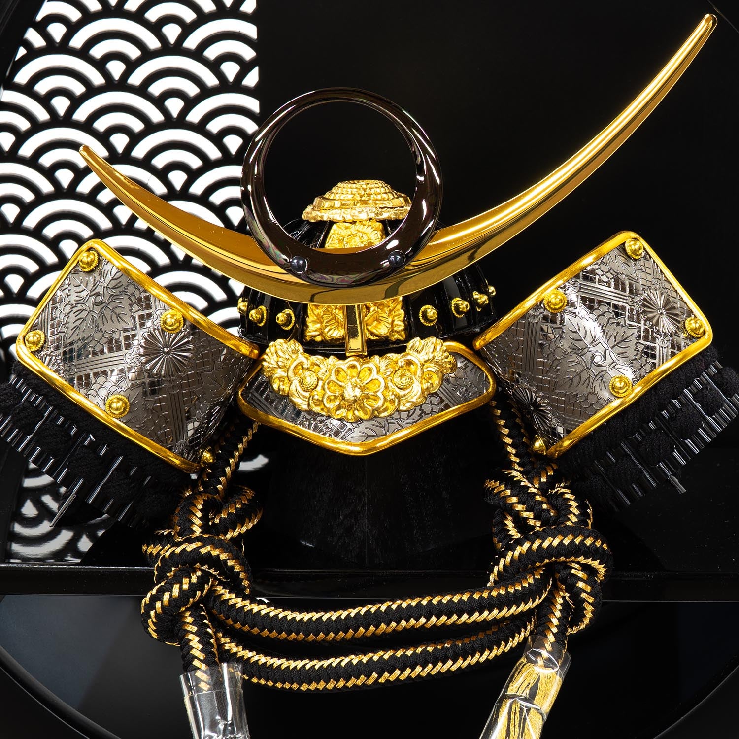 五月人形】黒絲縅 兜 7号床飾り「黎 ・丸形」上杉謙信公 | 雛人形