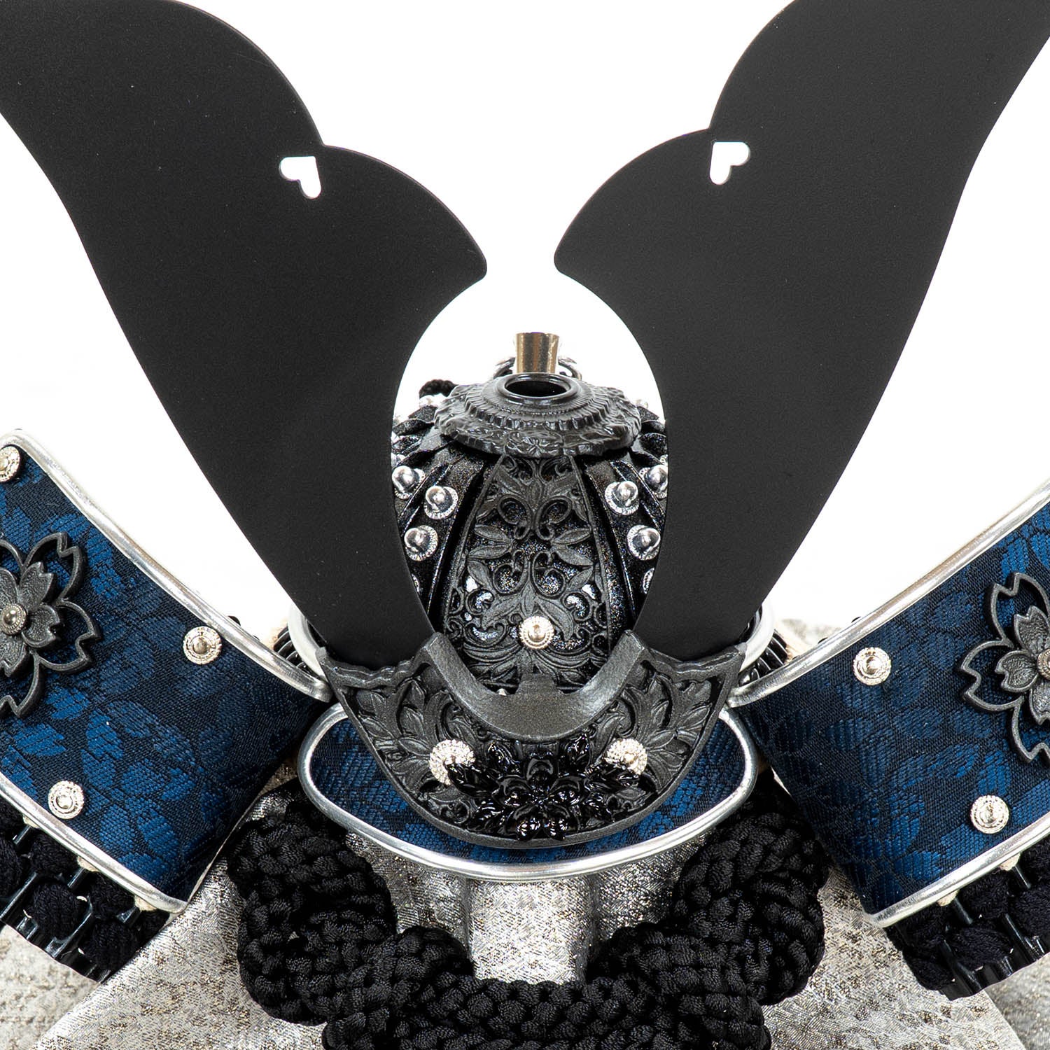 猫武将∠(｀∇´)ゝ白猫(中) 黒甲冑　黒兜 五月人形】白黒段絲縅 兜8号床飾り | 雛人形（ひな人形）・五月人形の